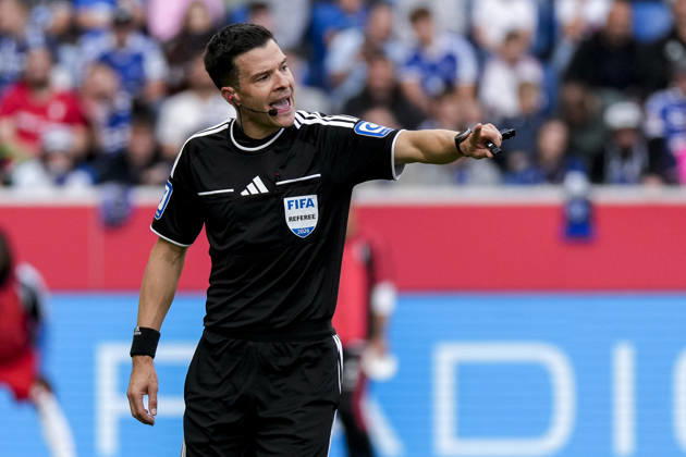 Referee Harm Osmers gives instructions, gestures, waves his arms; single frame, single photo, action, 10 10 2026, Sinsheim, Germany, soccer, Bundesliga, TSG 1899 Hoffenheim vs. Hamburger SV, DFB and DFL regulations prohibit any use of photographs as image sequences and or quasi-video xozx