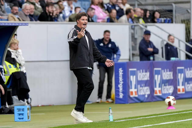Merlin Polzin, coach and head coach of HSV, gives instructions, gesturing with his arms; cutout, full-body, single frame, single photo, action, on the sidelines, at the sideline, 10 10 2026, Sinsheim, Germany, soccer, Bundesliga, TSG 1899 Hoffenheim, Hamburger SV; DFB and DFL regulations prohibit any use of photographs as image sequences and or quasi-video xozx
