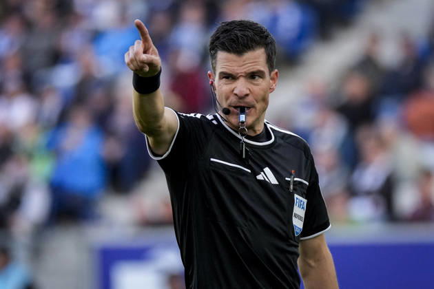 Referee Harm Osmers gives instructions, gestures, waves his arms; single frame, single photo, action, 10 10 2026, Sinsheim, Germany, soccer, Bundesliga, TSG 1899 Hoffenheim vs. Hamburger SV, DFB and DFL regulations prohibit any use of photographs as image sequences and or quasi-video xozx