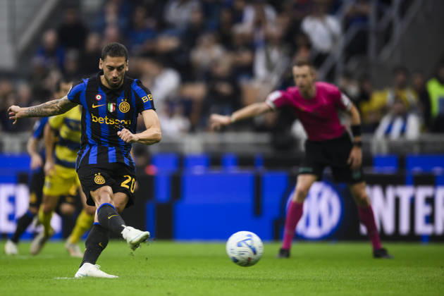 FC Internazionale v Parma Calcio - Serie A Hakan Calhanoglu of FC Internazionale scores a goal from a penalty kick during the Serie A football match between FC Internazionale and Parma Calcio. Milan Italy Copyright: xNicolòxCampox