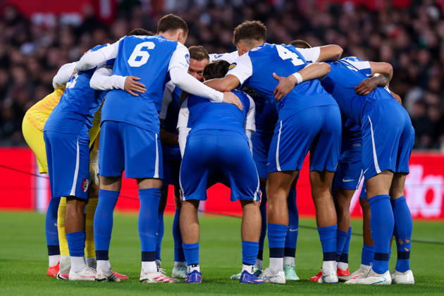 2026-10-10 Feyenoord v AZ Alkmaar - Dutch Eredivisie ROTTERDAM, NETHERLANDS - OCTOBER 10: Huddle of AZ Alkmaar during the Dutch Eredivisie match between Feyenoord and AZ Alkmaar at Stadion Feijenoord on October 10, 2026 in Rotterdam, Netherlands. Rotterdam Stadion Feijenoord Netherlands Content not available for redistribution in The Netherlands directly or indirectly through any third parties. Copyright: xHansxvanxderxValkx