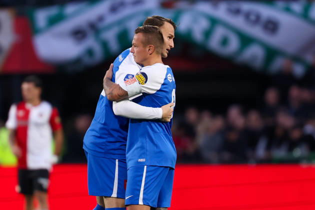 2026-10-10 Feyenoord v AZ Alkmaar - Dutch Eredivisie ROTTERDAM, NETHERLANDS - OCTOBER 10: A hug before the match of Peer Koopmeiners of AZ Alkmaar, Jordy Clasie of AZ Alkmaar during the Dutch Eredivisie match between Feyenoord and AZ Alkmaar at Stadion Feijenoord on October 10, 2026 in Rotterdam, Netherlands. Rotterdam Stadion Feijenoord Netherlands Content not available for redistribution in The Netherlands directly or indirectly through any third parties. Copyright: xHansxvanxderxValkx