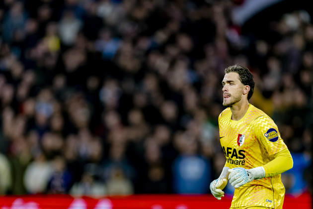 ROTTERDAM AZ Alkmaar goalkeeper Jari De Busser during the Vriendenloterij Eredivisie match between Feyenoord and AZ at De Kuip on October 10, 2026, in Rotterdam, the Netherlands. Photo by DeFodi Images
