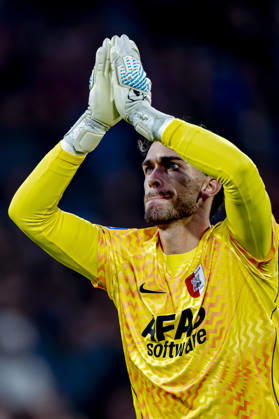 ROTTERDAM AZ Alkmaar goalkeeper Jari De Busser during the Vriendenloterij Eredivisie match between Feyenoord and AZ at De Kuip on October 10, 2026, in Rotterdam, Netherlands. Photo by DeFodi Images