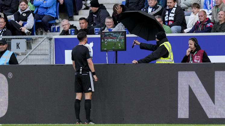 After the alleged 2-2 goal for HSV, referee Harm Osmers consults the Video Assistant Referee (VAR) for the second time; video evidence, video referee, video, play, action, game scene, October 10, 2026, Sinsheim, Germany, soccer, Bundesliga, TSG 1899 Hoffenheim, Hamburger SV, DFB and DFL regulations prohibit any use of photographs as image sequences and or quasi-video xozx