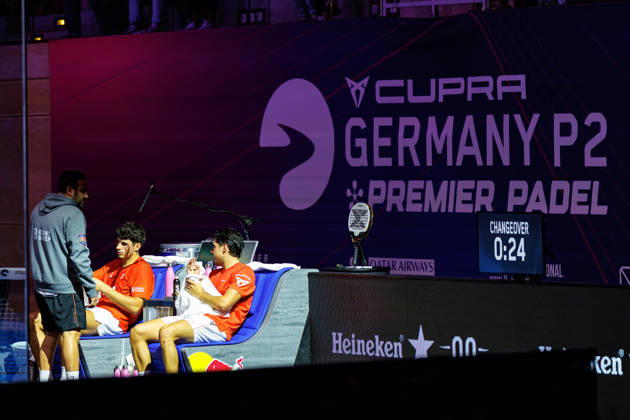 DÜSSELDORF, GERMANY - 10 OCTOBER 2026: Image shows Agustin Tapia (ARG) and Arturo Coello (ESP) on the bench druing change over and in the back the CUPRA Germany Premier Padel P2 2026 during CUPRA Germany Premier Padel P2 2026 Day 7: Semifinals at CASTELLO Düsseldorf on 10 10 2026 in Düsseldorf, Germany. Germany Copyright: xFröhlichxPascalx