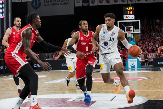 Bamberg, Germany, October 10, 2026; easyCredit BBL 2026–2027, Matchday 5; BMA365 Bamberg Baskets vs. Syntainics MBC; Pictured from left: Jordan Wright (Bamberg) and Kostja Mushidi (MBC Weißenfels); Brose Arena, Bavaria Copyright: xFotostandx xSchmittx