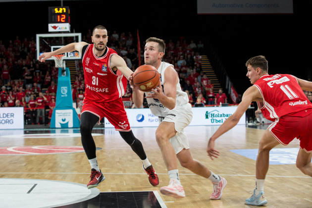 Bamberg, Germany, October 10, 2026; easyCredit BBL 2026–2027, Matchday 5; BMA365 Bamberg Baskets vs. Syntainics MBC; Pictured, from left: Daniel Keppeler (Bamberg) and Spencer Reaves (MBC Weißenfels); Brose Arena, Bavaria Copyright: xFotostandx xSchmittx