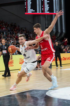 Bamberg, Germany, October 10, 2026; easyCredit BBL 2026–2027, Matchday 5; BMA365 Bamberg Baskets vs. Syntainics MBC; Pictured, from left, in a one-on-one matchup: Spencer Reaves (MBC Weißenfels) vs. Richard Balint (Bamberg); Brose Arena, Bavaria Copyright: xFotostandx xSchmittx