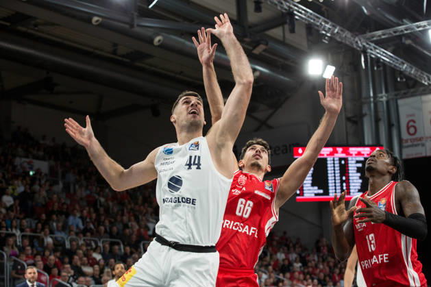 Bamberg, Germany, October 10, 2026; easyCredit BBL 2026–2027, Matchday 5; BMA365 Bamberg Baskets vs. Syntainics MBC; Pictured, from left: Jure Planinic of MBC Weißenfels and Yual Hochstadter of Bamberg; Brose Arena, Bavaria Copyright: xFotostandx xSchmittx