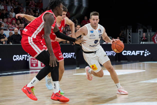 Bamberg, Germany, October 10, 2026; easyCredit BBL 2026–2027, Matchday 5; BMA365 Bamberg Baskets vs. Syntainics MBC; Pictured: Spencer Reaves of MBC Weißenfels drives through the Bamberg zone; Brose Arena, Bavaria Copyright: xFotostandx xSchmittx