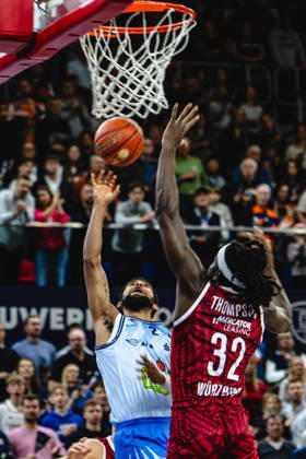 Rostock, Germany, October 10, 2026; easyCredit BBL 2026–2027, Matchday 5: Rostock Seawolves vs. Fitness First Würzburg Baskets. Pictured, from left: Zach Copeland of the Rostock Seawolves and Charles Thompson of the Fitness First Würzburg Baskets. Copyright: xFotostandx xVoelkerx