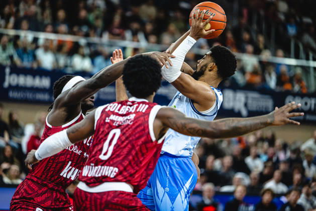 Rostock, Germany, October 10, 2026, easyCredit BBL 2026–2027, Game Day 5: Rostock Seawolves vs. Fitness First Würzburg Baskets. Pictured, from left, in a one-on-one matchup: Charles Thompson of the Fitness First Würzburg Baskets and Zach Copeland of the Rostock Seawolves. Copyright: xFotostandx xVoelkerx