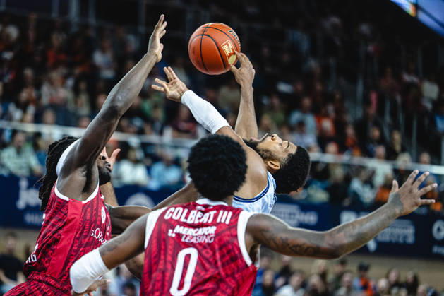 Rostock, Germany, October 10, 2026, easyCredit BBL 2026–2027, Game Day 5: Rostock Seawolves vs. Fitness First Würzburg Baskets. Pictured, from left, in a one-on-one matchup: Charles Thompson of the Fitness First Würzburg Baskets and Zach Copeland of the Rostock Seawolves. Copyright: xFotostandx xVoelkerx