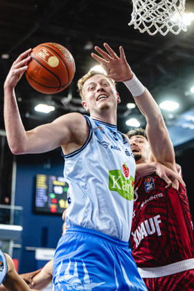 Rostock, Germany, October 10, 2026; easyCredit BBL 2026–2027, Matchday 5: Rostock Seawolves vs. Fitness First Würzburg Baskets. Pictured, from left: Bent Leuchten of the Rostock Seawolves and Leo Saffer of the Fitness First Würzburg Baskets. Copyright: xFotostandx xVoelkerx