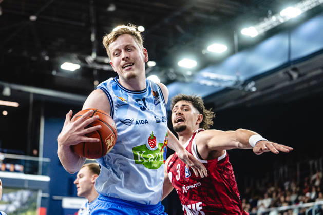Rostock, Germany, October 10, 2026; easyCredit BBL 2026–2027, Matchday 5: Rostock Seawolves vs. Fitness First Würzburg Baskets. Pictured, from left: Bent Leuchten of the Rostock Seawolves and Leo Saffer of the Fitness First Würzburg Baskets. Copyright: xFotostandx xVoelkerx