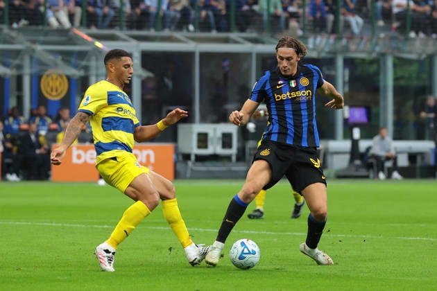 FC Internazionale v Parma Calcio 1913 - Serie A - Season 2026-2027 Milan, Italy, 10th October 2026. Diego Carlos of Parma Calcio stands on the ankle of Francesco Pio Esposito of FC Internazionale conceeding a penalty in the process during the FC Internazionale vs Parma Calcio 1913 Serie A match at Giuseppe Meazza, Milan. Picture credit should read: Jonathan Moscrop Milan Stadio Giuseppe Meazza Italy