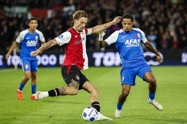 ROTTERDAM - (lr) Luciano Valente of Feyenoord, Elijah Dijkstra of AZ Alkmaar during the Dutch Eredivisie match between Feyenoord and AZ Alkmaar at Feyenoord Stadium De Kuip on 10 October 2026 in Rotterdam, the Netherlands. BAS CZERWINSKI ANP Eredivisie 2026 27 xVIxANPxSportx xxANPxIVx 572043115 originalFilename: 572043115