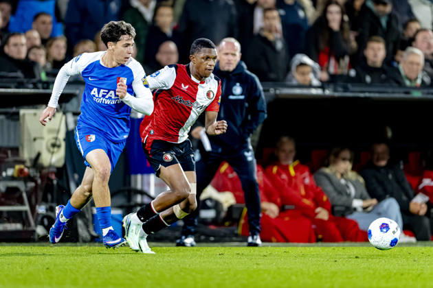ROTTERDAM: AZ Alkmaar defender Mateo Chavez and SC Feyenoord Rotterdam defender Givairo Read during the Vriendenloterij Eredivisie match between Feyenoord and AZ at De Kuip on October 10, 2026, in Rotterdam, the Netherlands. Photo by DeFodi Images
