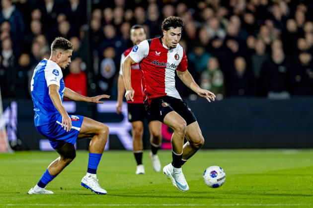 ROTTERDAM: AZ Alkmaar defender Lewis Schouten and SC Feyenoord Rotterdam forward Nacho Ferri during the Vriendenloterij Eredivisie match between Feyenoord and AZ at De Kuip on October 10, 2026, in Rotterdam, the Netherlands. Photo by DeFodi Images