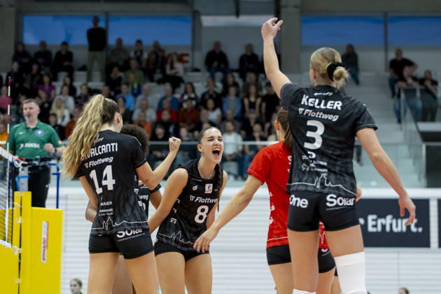 DEKRA 1st Bundesliga Women: Schwarz Weiss Erfurt vs. Rote Raben Vilsbiburg, Erfurt, October 10, 2026. Cheering, Alice Clemente 8, Rote Raben Vilsbiburg, center of the photo with her team; DEKRA 1 Women’s Bundesliga: Schwarz Weiss Erfurt vs. Rote Raben Vilsbiburg, Riethsporthalle, Erfurt, October 10, 2026 Copyright: xBEAUTIFULxSPORTS Duehringx
