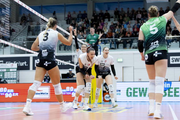 DEKRA 1 Bundesliga Women Schwarz Weiss Erfurt vs. Rote Raben Vilsbiburg Erfurt, October 10, 2026, Celebration, Isabel Petra KovaÄ u008Dic 11 Schwarz Weiss Erfurt (center) with Lina Marie Lieb 3 Schwarz Weiss Erfurt (left), Elizabeth Sandbothe 2 Schwarz Weiss Erfurt (behind her), Larissa Winter 6 Schwarz Weiss Erfurt on the right, and Lotte Goertz 5 Schwarz Weiss Erfurt DEKRA 1 Bundesliga Women Schwarz Weiss Erfurt vs. Rote Raben Vilsbiburg Riethsporthalle, Erfurt, October 10, 2026 Copyright: xBEAUTIFULxSPORTS Duehringx