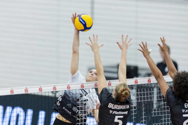 DEKRA 1st Bundesliga Women: Schwarz Weiss Erfurt vs. Rote Raben Vilsbiburg, Erfurt, October 10, 2026. Dagmar Trijntje Mourits (14, Schwarz Weiss Erfurt) vs. Nadine Burbrink (5, Rote Raben Vilsbiburg), left,bottom, and Emma Ellis 23 Rote Raben Vilsbiburg, right, bottom DEKRA 1 Women’s Bundesliga Schwarz Weiss Erfurt vs. Rote Raben Vilsbiburg Riethsporthalle, Erfurt, October 10, 2026 Copyright: xBEAUTIFULxSPORTS Duehringx
