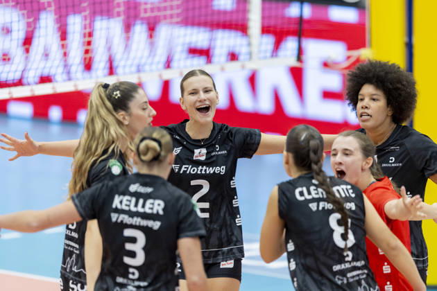 DEKRA 1 Women s Bundesliga: Schwarz Weiss Erfurt vs. Rote Raben Vilsbiburg, Erfurt, October 10, 2026. Cheers, Pia Fernau (No. 2, Rote Raben Vilsbiburg) in the center of the frame and the team; DEKRA 1 Women’s Bundesliga: Schwarz Weiss Erfurt vs. Rote Raben Vilsbiburg at Riethsporthalle, Erfurt, October 10, 2026 Copyright: xBEAUTIFULxSPORTS Duehringx