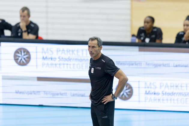DEKRA 1st Bundesliga Women: Schwarz Weiss Erfurt vs. Rote Raben Vilsbiburg, Erfurt, October 10, 2026; Guillermo Gallardo, Coach of Rote Raben Vilsbiburg; DEKRA 1st Bundesliga Women: Schwarz Weiss Erfurt vs. Rote Raben Vilsbiburg, Riethsporthalle, Erfurt, 1October 10, 2026 Copyright: xBEAUTIFULxSPORTS Duehringx