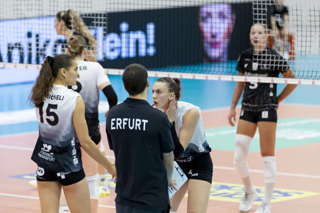 DEKRA 1st Bundesliga Women: Schwarz Weiss Erfurt vs. Rote Raben Vilsbiburg, Erfurt, October 10, 2026, Isabel Petra KovaÄ u008Dić 11 Schwarz Weiss Erfurt and Pablo Sanchez, coach of Schwarz Weiss Erfurt DEKRA Women’s Bundesliga 1: Schwarz Weiss Erfurt vs. Rote Raben Vilsbiburg, Riethsporthalle, Erfurt, October 10, 2026 Copyright: xBEAUTIFULxSPORTS Duehringx