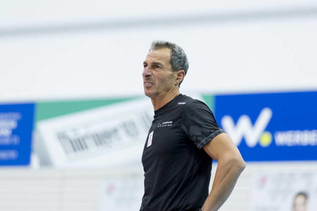 DEKRA 1st Bundesliga Women: Schwarz Weiss Erfurt vs. Rote Raben Vilsbiburg, Erfurt, October 10, 2026; Guillermo Gallardo, Coach of Rote Raben Vilsbiburg; DEKRA 1st Bundesliga Women: Schwarz Weiss Erfurt vs. Rote Raben Vilsbiburg, Riethsporthalle, Erfurt, 1October 10, 2026 Copyright: xBEAUTIFULxSPORTS Duehringx