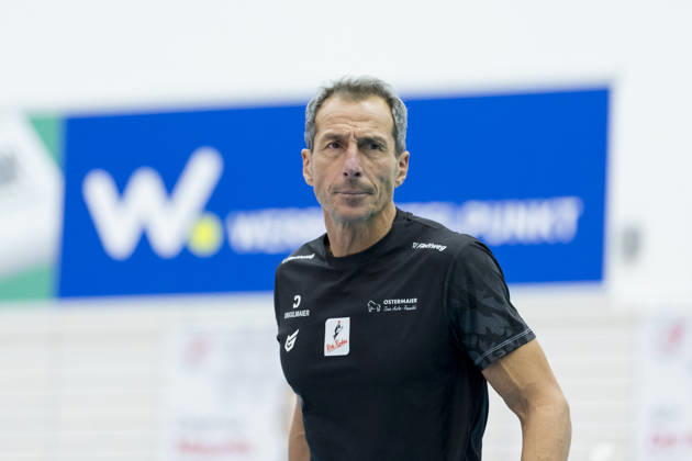 DEKRA 1st Bundesliga Women: Schwarz Weiss Erfurt vs. Rote Raben Vilsbiburg, Erfurt, October 10, 2026; Guillermo Gallardo, Coach of Rote Raben Vilsbiburg; DEKRA 1st Bundesliga Women: Schwarz Weiss Erfurt vs. Rote Raben Vilsbiburg, Riethsporthalle, Erfurt, 1October 10, 2026 Copyright: xBEAUTIFULxSPORTS Duehringx