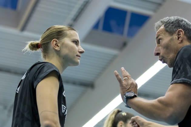 DEKRA 1st Bundesliga Women: Schwarz Weiss Erfurt vs. Rote Raben Vilsbiburg, Erfurt, October 10, 2026; Pia Fernau, No. 2, Rote Raben Vilsbiburg, and Guillermo Gallardo, coach of Rote Raben Vilsbiburg; DEKRA 1st Bundesliga Women: Schwarz Weiss Erfurt vs. Rote Raben Vilsbiburg, Riethsporthalle, Erfurt, October 10, 2026 Copyright: xBEAUTIFULxSPORTS Duehringx