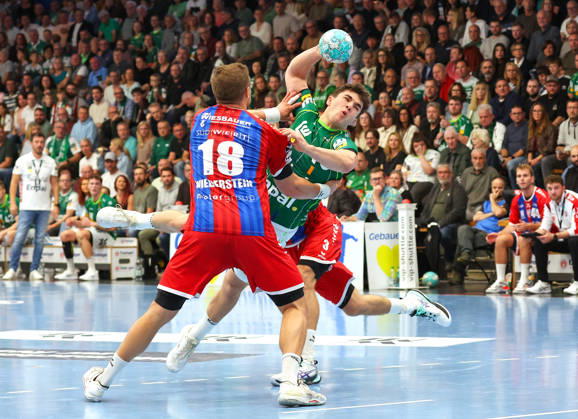 October 10, 2026, Germany, Göppingen, Opel HBL Bundesliga Handball, FRISCH AUF Göppingen vs. SG BBM Bietigheim, from left: Fabian Wiederstein (BBM), Elias Newel (FAG)