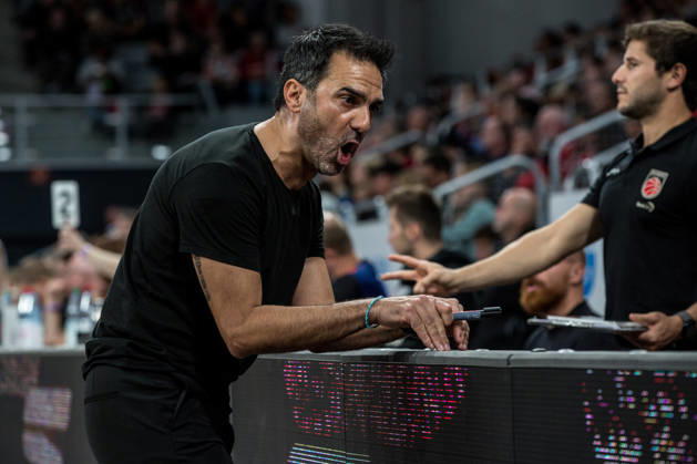 Bamberg, Germany, October 10, 2026; easyCredit BBL 2026–2027, Matchday 5; BMA365 Bamberg Baskets vs. Syntainics MBC; Pictured: Bamberg coach Jesus Ramirez gesturing on the court at the Brose Arena in Bavaria Copyright: xFotostandx xSchmittx