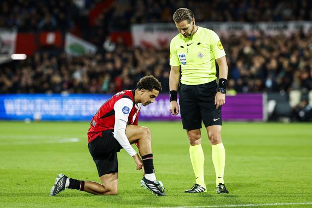 ROTTERDAM - (lr) Oussama Targhalline of Feyenoord, Referee Danny Makkelie during the Dutch Eredivisie match between Feyenoord and AZ Alkmaar at Feyenoord stadium De Kuip on 10 October 2026 in Rotterdam, the Netherlands. BAS CZERWINSKI ANP Eredivisie 2026 27 xVIxANPxSportx xxANPxIVx 572044609 originalFilename: 572044609