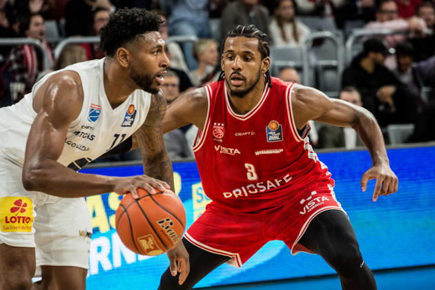 Bamberg, Germany, October 10, 2026; easyCredit BBL 2026–2027, Matchday 5; BMA365 Bamberg Baskets vs. Syntainics MBC; Pictured, from left: Anthony Gaines (MBC Weißenfels) and Jordan Wright (Bamberg); Brose Arena, Bavaria Copyright: xFotostandx xSchmittx