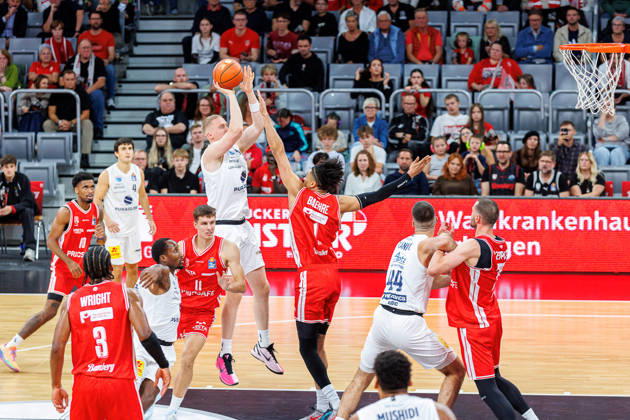 Collin Welp, Syntainics MBC, 40; Jonathan Baehre, BMA365 Bamberg Baskets, 01; BMA365 Bamberg Baskets vs. Syntainics MBC, Basketball, easyCredit BBL, Matchday 5, October 10, 2026 BMA365 Bamberg Baskets vs. Syntainics MBC, Basketball, easyCredit BBL, Matchday 5, October 10, 2026 Bamberg Copyright: xEibner-Pressefoto G.xSantemizx EP_EER