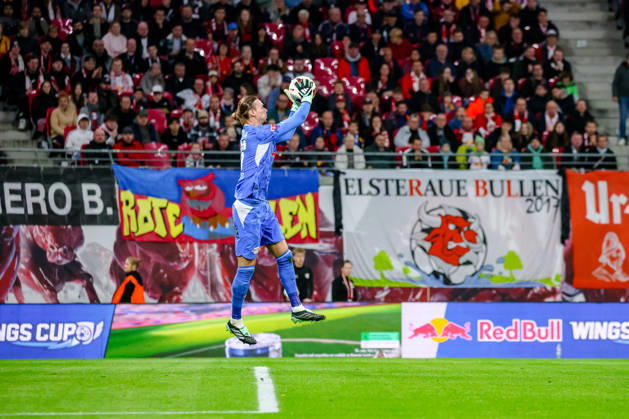Maarten Vandevoordt (RB Leipzig), 26, catches the ball in mid-air, GER, RB Leipzig vs. Eintracht Frankfurt, Soccer, 1. Bundesliga Men, Matchday 5, 2026–2027 season, October 10, 2026 DFL regulations prohibit any use of photographs as image sequences and or quasi-video GER, RB Leipzig vs. Eintracht Frankfurt, Soccer, 1. Bundesliga Men, Matchday 5, 2026–2027 season, October 10, 2026 Leipzig Copyright: xEibner-Pressefoto LauraxRoemerx EP_LRR