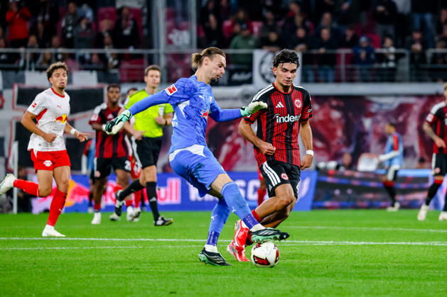 Maarten Vandevoordt, RB Leipzig, 26, on the ball, tackle, duel, battle; Can Uzun, Eintracht Frankfurt, 42, GER, RB Leipzig vs. Eintracht Frankfurt, soccer, Bundesliga 1 Men, Matchday 5, 2026–2027 season, October 10, 2026 DFL regulations prohibit any use of photographs as image sequences and or quasi-video GER, RB Leipzig vs. Eintracht Frankfurt, soccer, 1. Bundesliga Men, Matchday 5, 2026–2027 season, October 10, 2026 Leipzig Copyright: xEibner-Pressefoto LauraxRoemerx EP_LRR