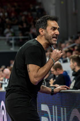 Bamberg, Germany, October 10, 2026; easyCredit BBL 2026–2027, Matchday 5; BMA365 Bamberg Baskets vs. Syntainics MBC; Pictured: Bamberg coach Jesus Ramirez gesturing on the court at Brose Arena in Bavaria Copyright: xFotostandx xSchmittx