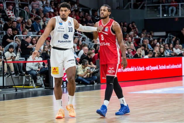 Bamberg, Germany, October 10, 2026; easyCredit BBL 2026–2027, Matchday 5; BMA365 Bamberg Baskets vs. Syntainics MBC; Pictured, from left: Kostja Mushidi (MBC Weißenfels) vs. Jordan Wright (Bamberg); Brose Arena, Bavaria Copyright: xFotostandx xSchmittx