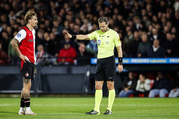 ROTTERDAM - (lr) Luciano Valente of Feyenoord, Referee Danny Makkelie during the Dutch Eredivisie match between Feyenoord and AZ Alkmaar at Feyenoord stadium De Kuip on 10 October 2026 in Rotterdam, the Netherlands. BAS CZERWINSKI ANP Eredivisie 2026 27 xVIxANPxSportx xxANPxIVx 572044861 originalFilename: 572044861