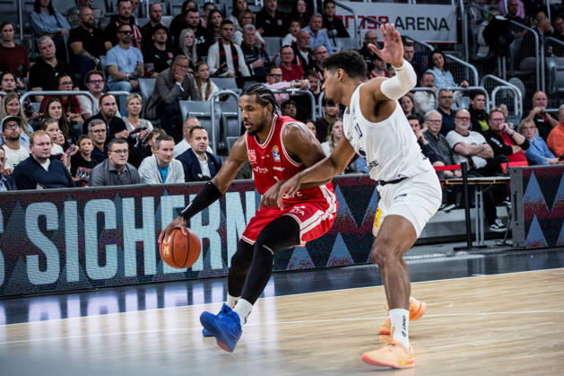 Bamberg, Germany, October 10, 2026; easyCredit BBL 2026–2027, Game Day 5; BMA365 Bamberg Baskets vs. Syntainics MBC; Pictured, from left: Jordan Wright (Bamberg) and Kostja Mushidi (MBC Weißenfels); Brose Arena, Bavaria Copyright: xFotostandx xSchmittx