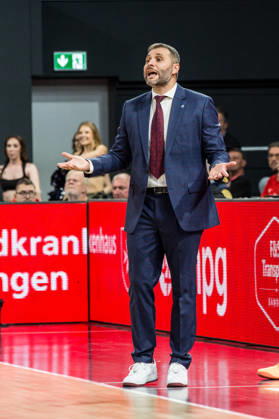 Bamberg, Germany, October 10, 2026; easyCredit BBL 2026–2027, Matchday 5; BMA365 Bamberg Baskets vs. Syntainics MBC; Pictured: Coach Vladimir Jovanovic of MBC Weißenfels gesturing with his hands at the Brose Arena in Bavaria Copyright: xFotostandx xSchmittx