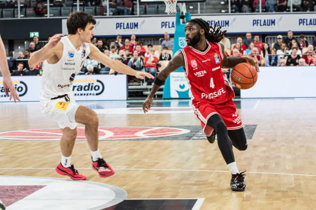 Bamberg, Germany, October 10, 2026; easyCredit BBL 2026–2027, Matchday 5; BMA365 Bamberg Baskets vs. Syntainics MBC; Pictured, from left: Vuk Radojicic (MBC Weißenfels) and Jordan Jones (Bamberg); Brose Arena, Bavaria Copyright: xFotostandx xSchmittx