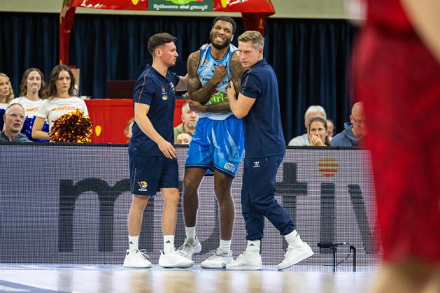 Rostock, Germany, October 10, 2026; easyCredit BBL 2026–2027, Matchday 5: Rostock Seawolves vs. Fitness First Würzburg Baskets. Pictured: Todd Withers of the Rostock Seawolves is forced to leave the game due to injury. Copyright: xFotostandx xVoelkerx