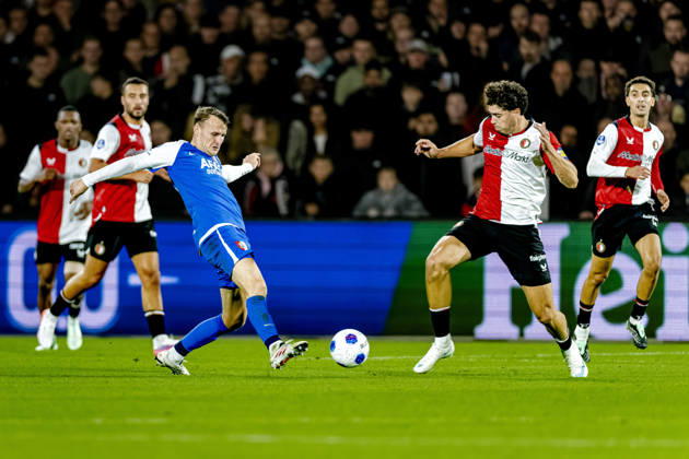 ROTTERDAM: AZ Alkmaar midfielder Peer Koopmeiners and SC Feyenoord Rotterdam forward Nacho Ferri during the Vriendenloterij Eredivisie match between Feyenoord and AZ at De Kuip on October 10, 2026, in Rotterdam, the Netherlands. Photo by DeFodi Images