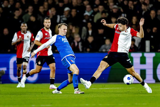 ROTTERDAM: AZ Alkmaar midfielder Peer Koopmeiners and SC Feyenoord Rotterdam forward Nacho Ferri during the Vriendenloterij Eredivisie match between Feyenoord and AZ at De Kuip on October 10, 2026, in Rotterdam, the Netherlands. Photo by DeFodi Images