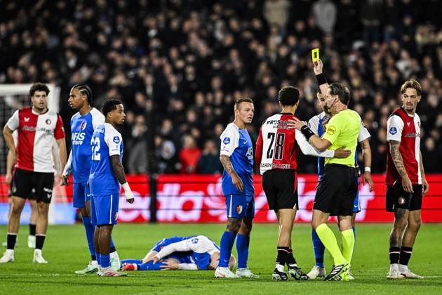 ROTTERDAM - (lr) Oussama Targhalline of Feyenoord, Referee Danny Makkelie during the Dutch Eredivisie match between Feyenoord and AZ Alkmaar at Feyenoord stadium De Kuip on 10 October 2026 in Rotterdam, the Netherlands. OLAF KRAAK ANP Eredivisie 2026 27 xVIxANPxSportx xxANPxIVx 572045454 originalFilename: 572045454